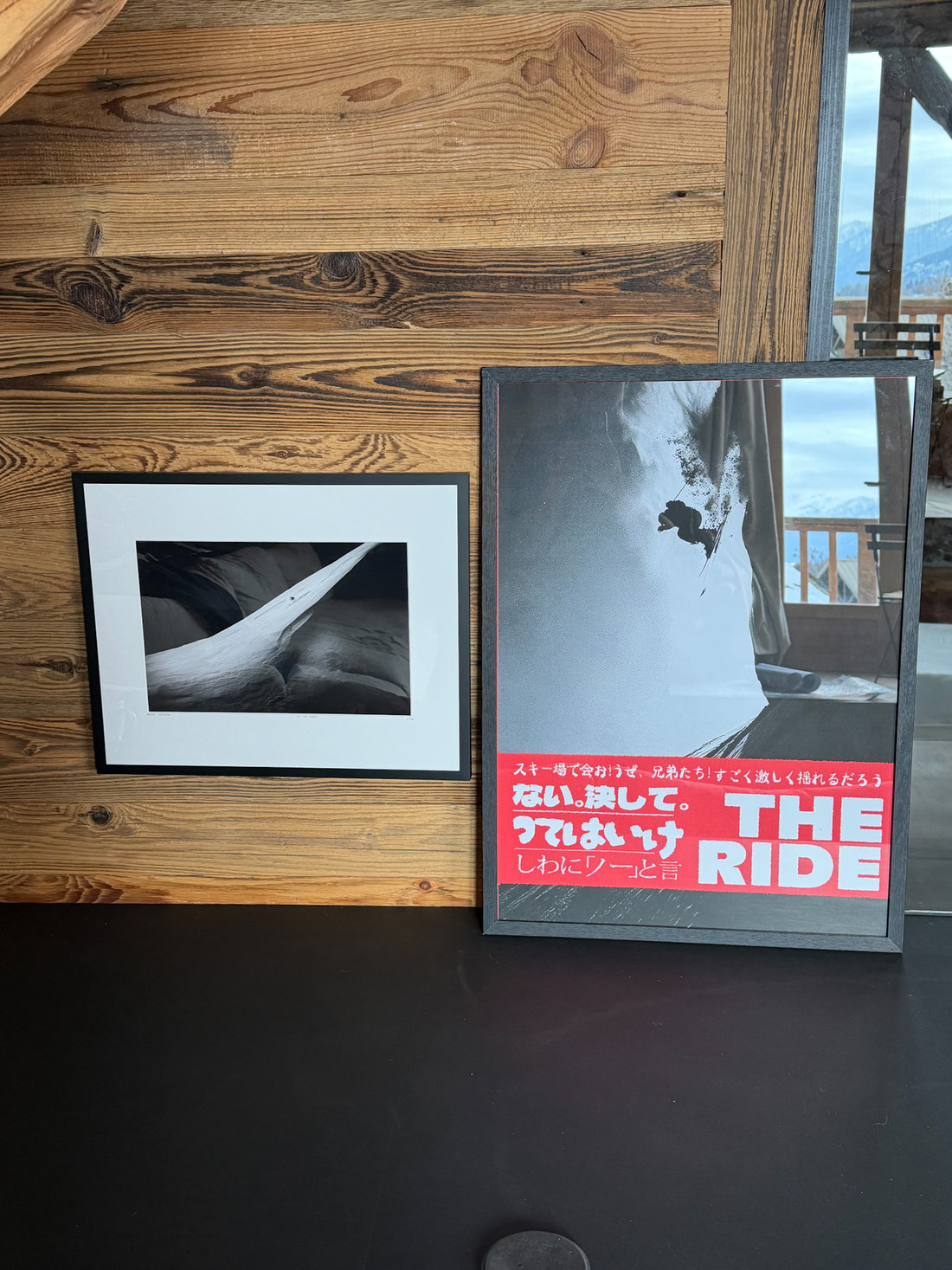 Deux posters encadrés posés dans un chalet en bois