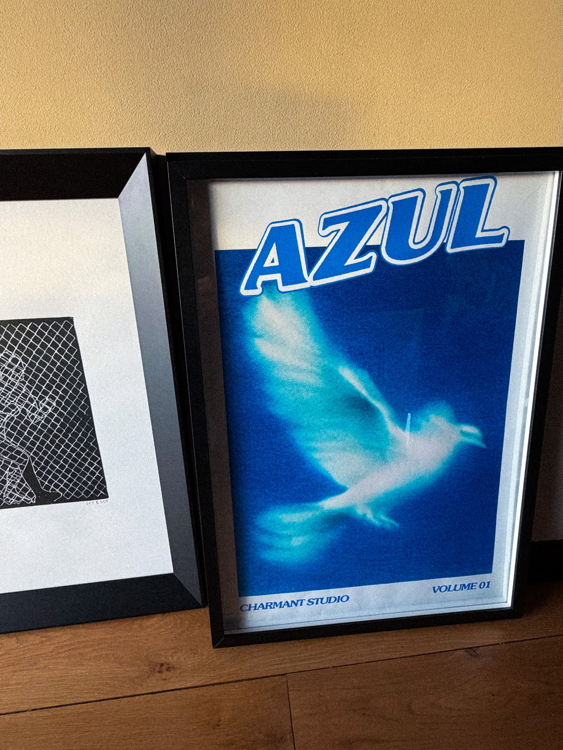 Poster Azul encadré avec un autre cadre sur un meuble en bois